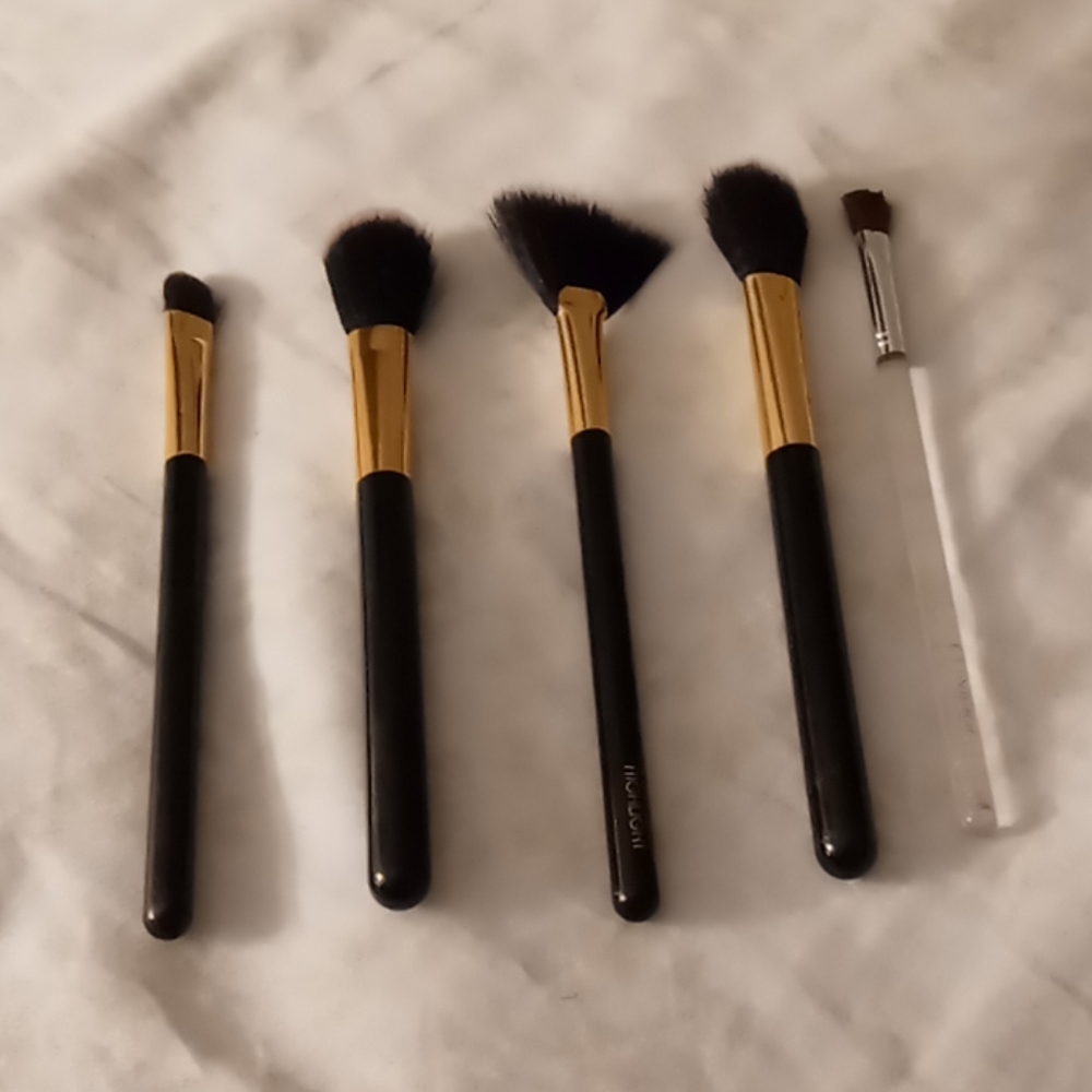 Makeup brushes